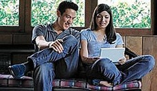 © Intel, Frau arbeitet mit einem Netbook © Intel, Frau arbeitet mit einem Netbook