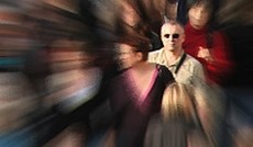 © Fotolia/René Aucouturier, Ein Mann in der Menschenmenge © Fotolia/René Aucouturier, Ein Mann in der Menschenmenge