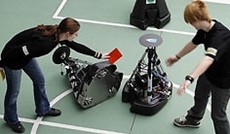 © Bild: TU Graz/Bergmann, Fußballroboter der TU Graz auf dem Spielfeld © Bild: TU Graz/Bergmann, Fußballroboter der TU Graz auf dem Spielfeld