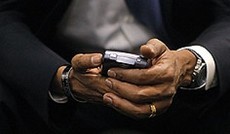 © AP/Jae C. Hong, Obama hält einen BlackBerry © AP/Jae C. Hong, Obama hält einen BlackBerry