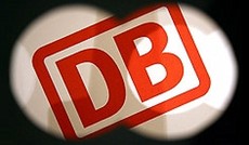 © APA/DPA/Lukas Barth, Logo der Deutschen Bahn durch stilisiertes Fernglas aufgenommen. © APA/DPA/Lukas Barth, Logo der Deutschen Bahn durch stilisiertes Fernglas aufgenommen.