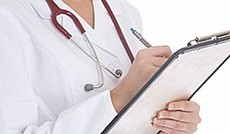 © Fotolia/Franz Pfluegl, Ärztin bei Krankenakt bei Visite. © Fotolia/Franz Pfluegl, Ärztin bei Krankenakt bei Visite.