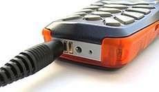 © Fotolia/kmit, Handy mit Ladegerät © Fotolia/kmit, Handy mit Ladegerät