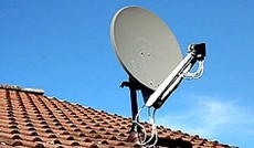 © Fotolia/martina-, Satellitenschüssel auf Dach © Fotolia/martina-, Satellitenschüssel auf Dach