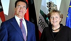 © APA/EPA/Jochen Lubeke, Schwarzenegger und Merkel eröffnen die CEBIT 2009 © APA/EPA/Jochen Lubeke, Schwarzenegger und Merkel eröffnen die CEBIT 2009