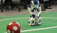 © ORF.at, Roboter mit Ball © ORF.at, Roboter mit Ball