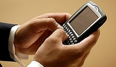© Fotolia/Norman Pogson, Ein Anwender bei der Bedienung eines Blackberry © Fotolia/Norman Pogson, Ein Anwender bei der Bedienung eines Blackberry