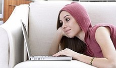 © Fotolia/arieliona, Junge Frau vor einem Laptop © Fotolia/arieliona, Junge Frau vor einem Laptop