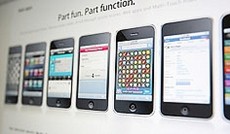 © Screenshot Apple.com, iPhones mit verschiedener Software am Display © Screenshot Apple.com, iPhones mit verschiedener Software am Display