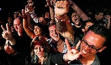 © Reuters/Mario Anzuoni, Fans bei einem Konzert der Sex Pistols in der Roxy Bar in Los Angeles. © Reuters/Mario Anzuoni, Fans bei einem Konzert der Sex Pistols in der Roxy Bar in Los Angeles.