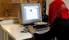 © AP/Hasan Sarbakhshian, Iranerin beim Bloggen vor dem Bildschirm © AP/Hasan Sarbakhshian, Iranerin beim Bloggen vor dem Bildschirm