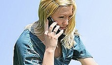 © Fotolia/Doreen Salcher, Frau telefoniert mit Handy © Fotolia/Doreen Salcher, Frau telefoniert mit Handy