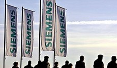© APA/Matthias Schrader, Menschen bewegen sich vor Siemens-Flaggen © APA/Matthias Schrader, Menschen bewegen sich vor Siemens-Flaggen
