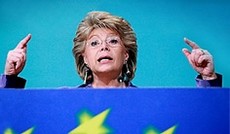 © APA/EPA/Olivier Hoslet (Montage), Die EU-Kommissarin für Informationsgesellschaft und Medien Viviane Reding bei einer Pressekonferenz. © APA/EPA/Olivier Hoslet (Montage), Die EU-Kommissarin für Informationsgesellschaft und Medien Viviane Reding bei einer Pressekonferenz.