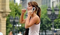 © Fotolia/Udo Kroener, Junge Dame mit Handy auf der Straße © Fotolia/Udo Kroener, Junge Dame mit Handy auf der Straße