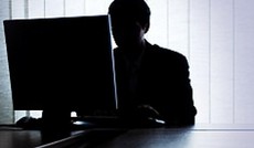 © Fotolia/Vlad Mereuta, Die Silhouette eines Mannes der auf seinen Bildschirm schaut © Fotolia/Vlad Mereuta, Die Silhouette eines Mannes der auf seinen Bildschirm schaut