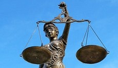 © Fotolia/Stefan Germer, Justitia-Statue vor blauem Himmel © Fotolia/Stefan Germer, Justitia-Statue vor blauem Himmel