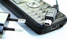© ORF.at/Carina Kainz, Ein Ladegerät mit einem USB-Stecker © ORF.at/Carina Kainz, Ein Ladegerät mit einem USB-Stecker