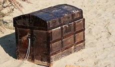 © Fotolia/Andreas Winterer, Schatzkiste im Sand © Fotolia/Andreas Winterer, Schatzkiste im Sand