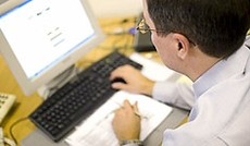 © Fotolia/Kay Ransom, Mann sitzt vor Computer und tippt. © Fotolia/Kay Ransom, Mann sitzt vor Computer und tippt.