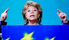 © APA/EPA/Olivier Hoslet (Montage), Viviane Rednig am Rednerpult © APA/EPA/Olivier Hoslet (Montage), Viviane Rednig am Rednerpult