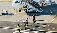 © Günter Hack/ORF.at, Passagiere verlassen Flugzeug © Günter Hack/ORF.at, Passagiere verlassen Flugzeug