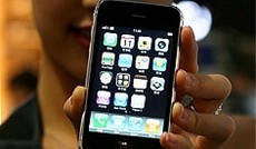 © APA/Ym Yik, Junge Frau hält ein iPhone © APA/Ym Yik, Junge Frau hält ein iPhone
