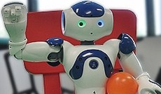 © ORF.at/Nadja Igler, Nao-Roboter hebt die Hand © ORF.at/Nadja Igler, Nao-Roboter hebt die Hand