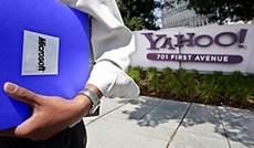 © AP/Paul Sakuma (Montage), Ein Mann steht mit einer blauen Microsoft-Mappe vor dem Yahoo-Hauptquartier © AP/Paul Sakuma (Montage), Ein Mann steht mit einer blauen Microsoft-Mappe vor dem Yahoo-Hauptquartier