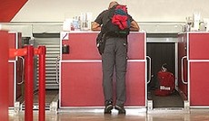 © ORF.at/Wolfgang Rieder, Passagier beim Check-in am Flughafen. © ORF.at/Wolfgang Rieder, Passagier beim Check-in am Flughafen.
