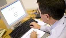 © Fotolia/Kay Ransom, Beamter mit Computer © Fotolia/Kay Ransom, Beamter mit Computer