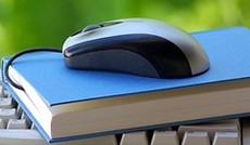 © Fotolia/inacio pires , Maus liegt auf einem Buch, das auf einer Tastatur liegt © Fotolia/inacio pires , Maus liegt auf einem Buch, das auf einer Tastatur liegt