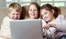 © Fotolia/Liv Friis-larsen, Drei Kinder beim pielen vor einem Laptop © Fotolia/Liv Friis-larsen, Drei Kinder beim pielen vor einem Laptop