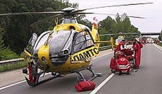 © ÖAMTC, Ein Christophorus-Hubschrauber und Sanitäter auf der Autobahn © ÖAMTC, Ein Christophorus-Hubschrauber und Sanitäter auf der Autobahn