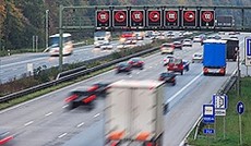 © Fotolia/Manfred Steinbach, Autos durchfahren ein Verkehrsleitsystem auf einer Autobahn. © Fotolia/Manfred Steinbach, Autos durchfahren ein Verkehrsleitsystem auf einer Autobahn.