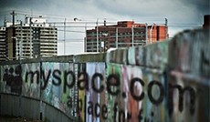 © Fotolia/Rick Carlson (Montage), Auf einer Mauer steht der Schriftzug © Fotolia/Rick Carlson (Montage), Auf einer Mauer steht der Schriftzug