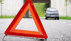 © Fotolia/Regine Schöttl, Pannendreieck hinter einem Auto © Fotolia/Regine Schöttl, Pannendreieck hinter einem Auto
