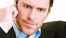 © Fotolia/Robert Kneschke (Montage), Mann mit ernstem Blick führt ein Telefongespräch am Handy © Fotolia/Robert Kneschke (Montage), Mann mit ernstem Blick führt ein Telefongespräch am Handy