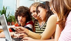 © Fotolia/gajatz, Kinder sitzen vor einem Notebook © Fotolia/gajatz, Kinder sitzen vor einem Notebook
