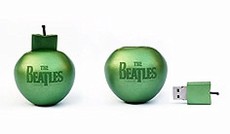 © Apple, EMI, Ein USB-Stick in Form eines Apfels © Apple, EMI, Ein USB-Stick in Form eines Apfels