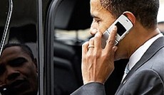 © AP/Alex Brandon, Obama spricht auf seinem Mobiltelefon © AP/Alex Brandon, Obama spricht auf seinem Mobiltelefon
