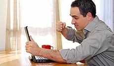 © Fotolia/Elenathewise, Mann ärgert sich über Laptop. © Fotolia/Elenathewise, Mann ärgert sich über Laptop.