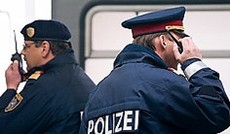 © ORF.at/Christian Öser, Zwei Polizisten beim Funken © ORF.at/Christian Öser, Zwei Polizisten beim Funken