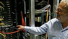 © Günter Hack, Herbert Störi vor dem Vienna Scientific Cluster © Günter Hack, Herbert Störi vor dem Vienna Scientific Cluster