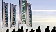 © APA/Matthias Schrader, Menschen bewegen sich vor Siemens-Flaggen © APA/Matthias Schrader, Menschen bewegen sich vor Siemens-Flaggen