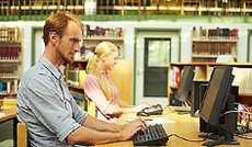 © Fotolia/Robert Kneschke , junge Menschen in der Bibliothek © Fotolia/Robert Kneschke , junge Menschen in der Bibliothek