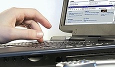 © Fotolia/Andrzej Puchta, Person browst im Internet © Fotolia/Andrzej Puchta, Person browst im Internet