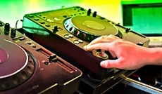 © Fotolia/corepics , DJ arbeitet mit elektronischen Geräten © Fotolia/corepics , DJ arbeitet mit elektronischen Geräten