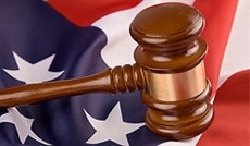 © Fotolia/bilderbox, Richterhammer auf US-Flagge © Fotolia/bilderbox, Richterhammer auf US-Flagge