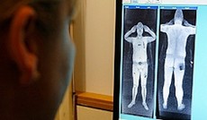 © Reuters/Phil Noble, Person sitzt vor Computerbildschirm, an dem Nacktscanner-Bilder ausgewertet werden © Reuters/Phil Noble, Person sitzt vor Computerbildschirm, an dem Nacktscanner-Bilder ausgewertet werden
